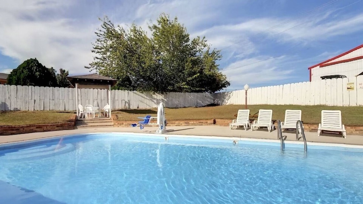 Decatur Hotel | Relaxing Decatur Getaway | Budget-friendly Room | Relaxing Outdoor Pool