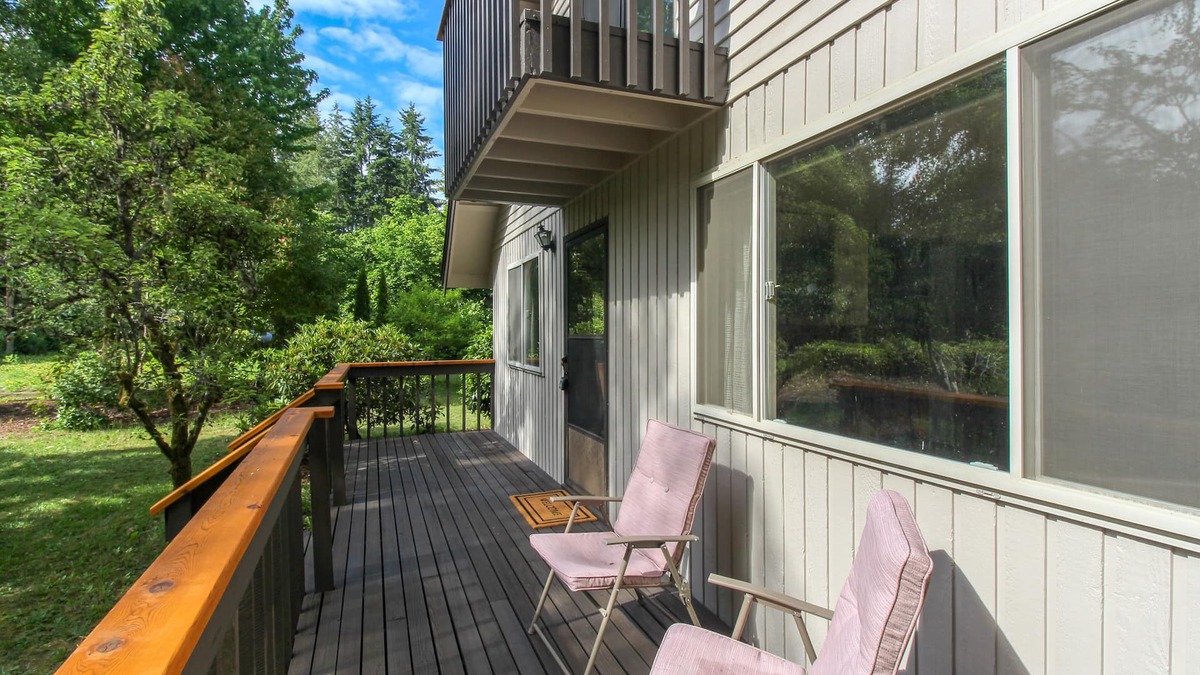 Rollingbay House | Relaxing dog-friendly house with private yard & entertainment - walk to the beach