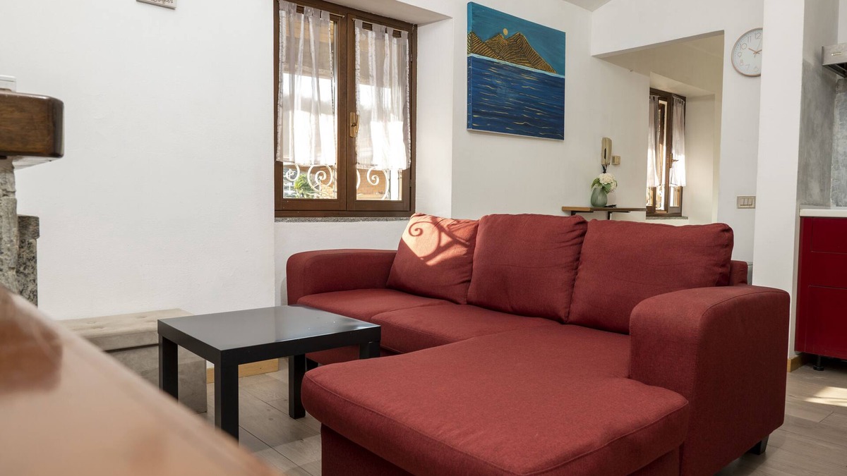 Dormelletto Apartment | Relaxing dwelling overlooking Lake Maggiore in the historic center of Dormelletto