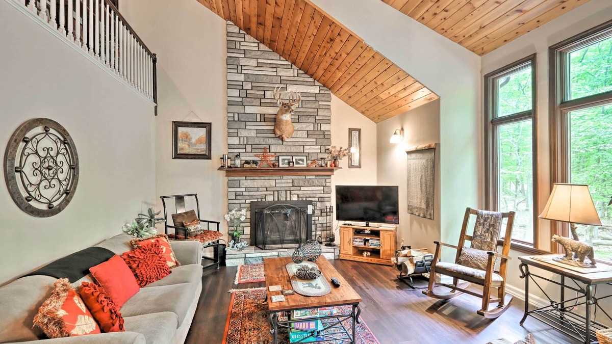 Sybertsville House | Relaxing Eagle Rock Resort Home - 1 Block to Lake!
