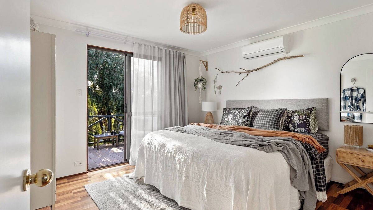 Preston Beach House | Relaxing Escape for couples, friends and family.