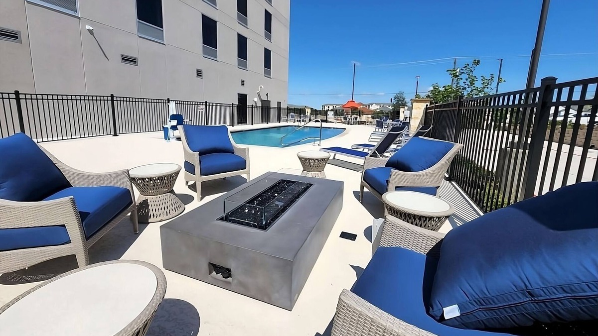 Pflugerville House | Relaxing Family Rooms | 3 Units | Free Parking