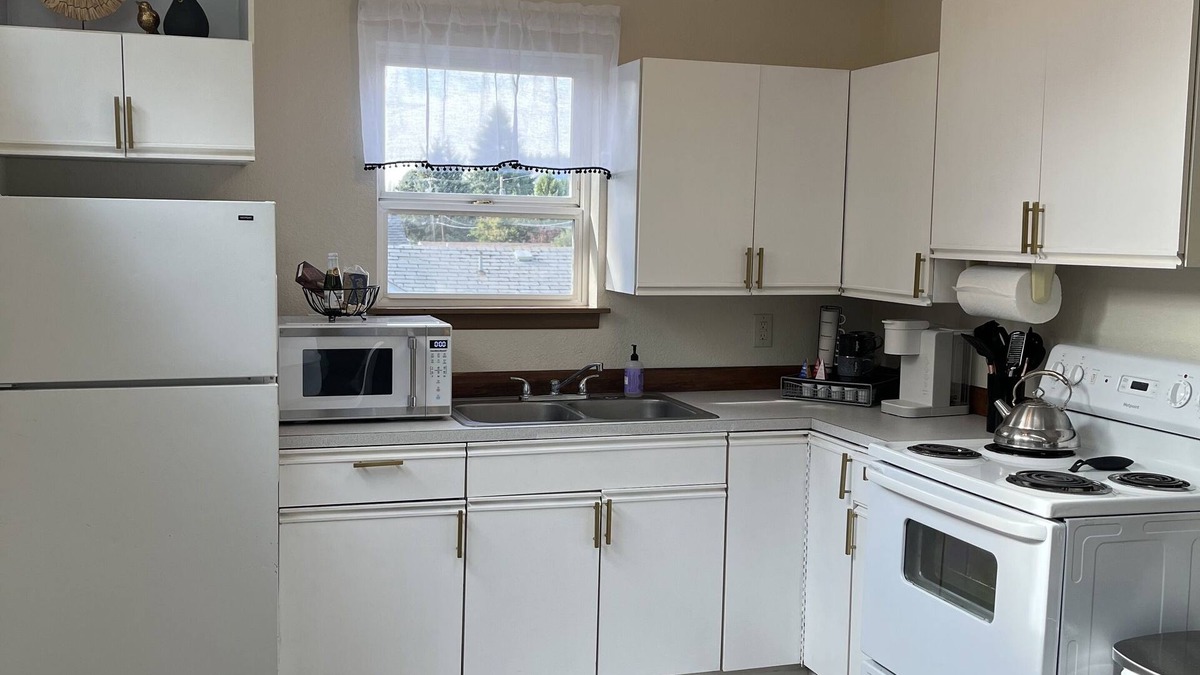 Longview Apartment | Relaxing Full Body Massage Chair Near Lake & Downtown
