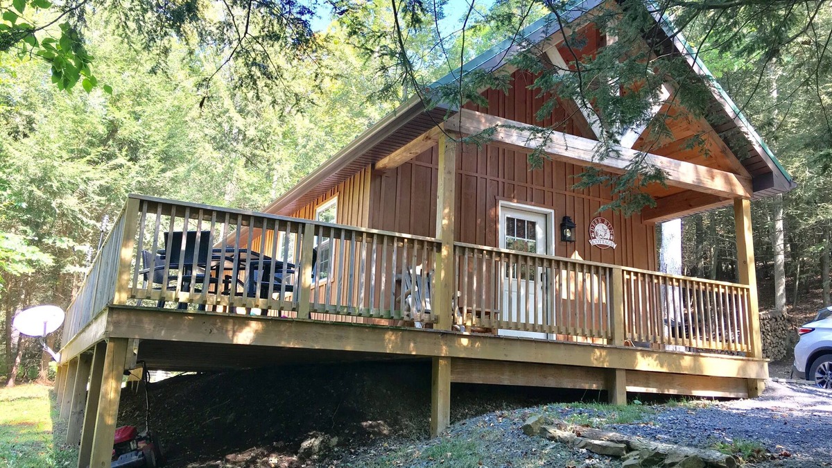 Cocolamus Cabin | Relaxing Getaway-Enjoy a hot tub in the woods