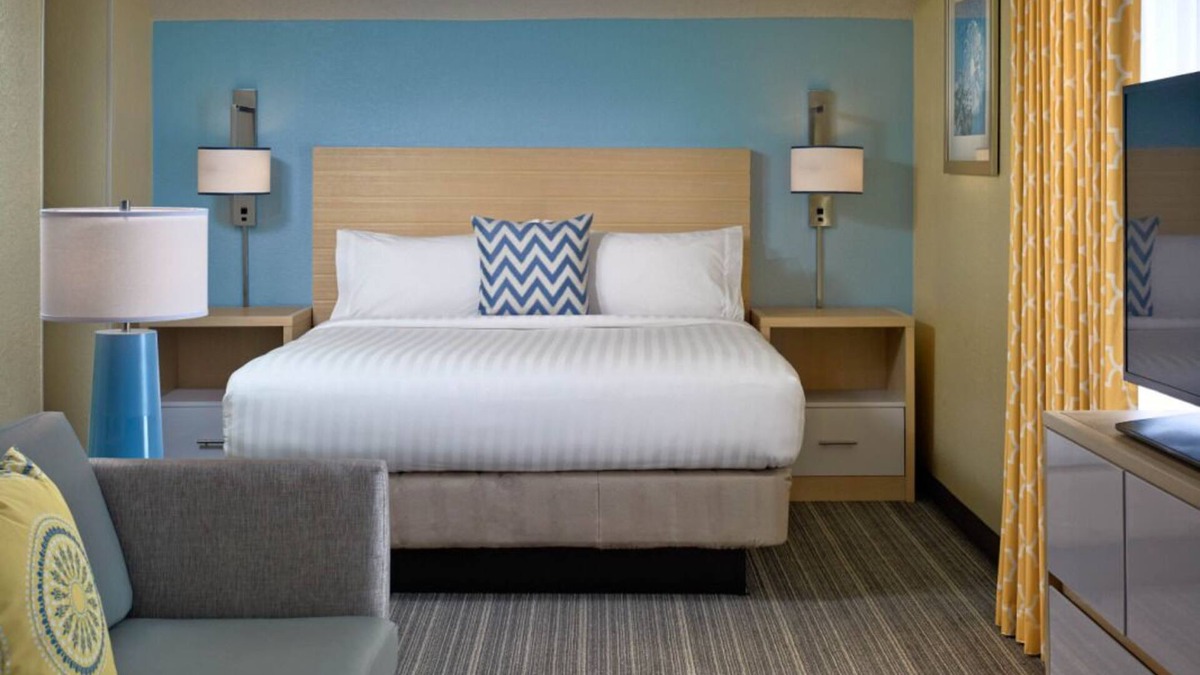 Newark Resort | Relaxing Getaway in Newark! Swimming Pool, Free Breakfast & Parking Available!