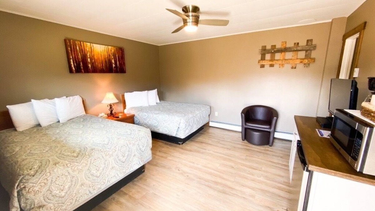 Oak Creek Hotel | Relaxing Getaway in our Woodsy Room at Lodges of Oak Creek!