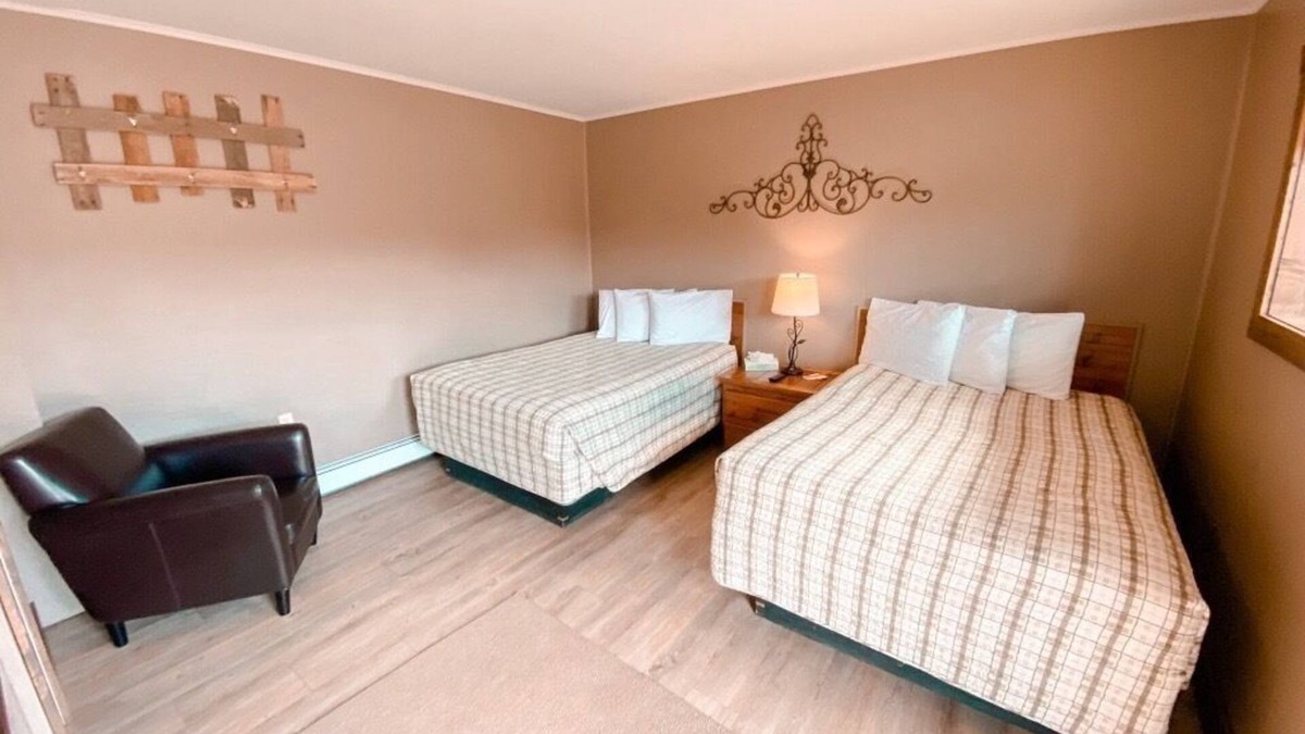 Oak Creek Apartment | Relaxing Getaway in our Woodsy Deluxe Room at Lodges of Oak Creek!