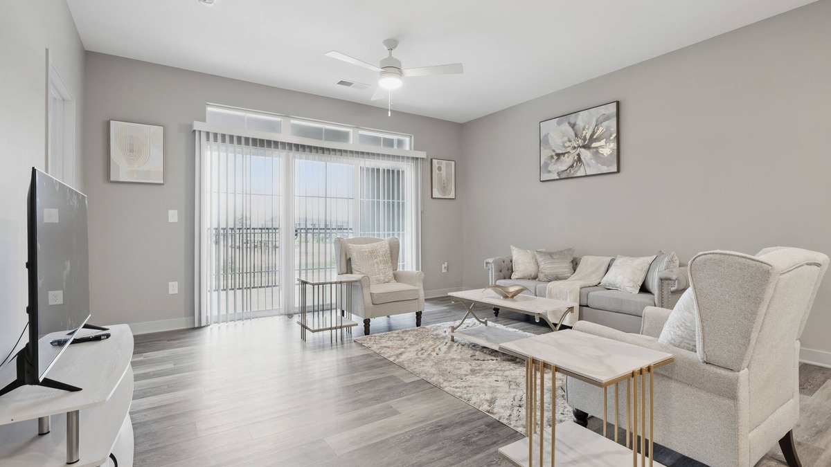 Whitestown Apartment | Relaxing Getaway King Bed Balcony Work-Ready apartment in Whitestown.