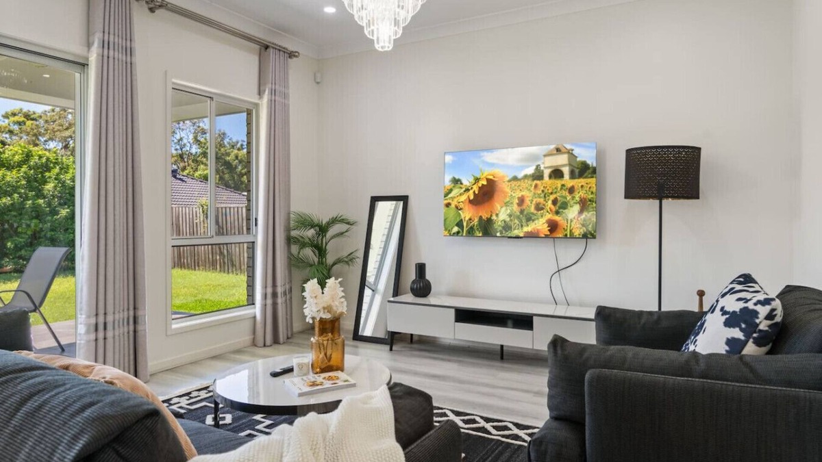 Thornlands House | Relaxing Getaway Near the Bay Stylish & Spacious