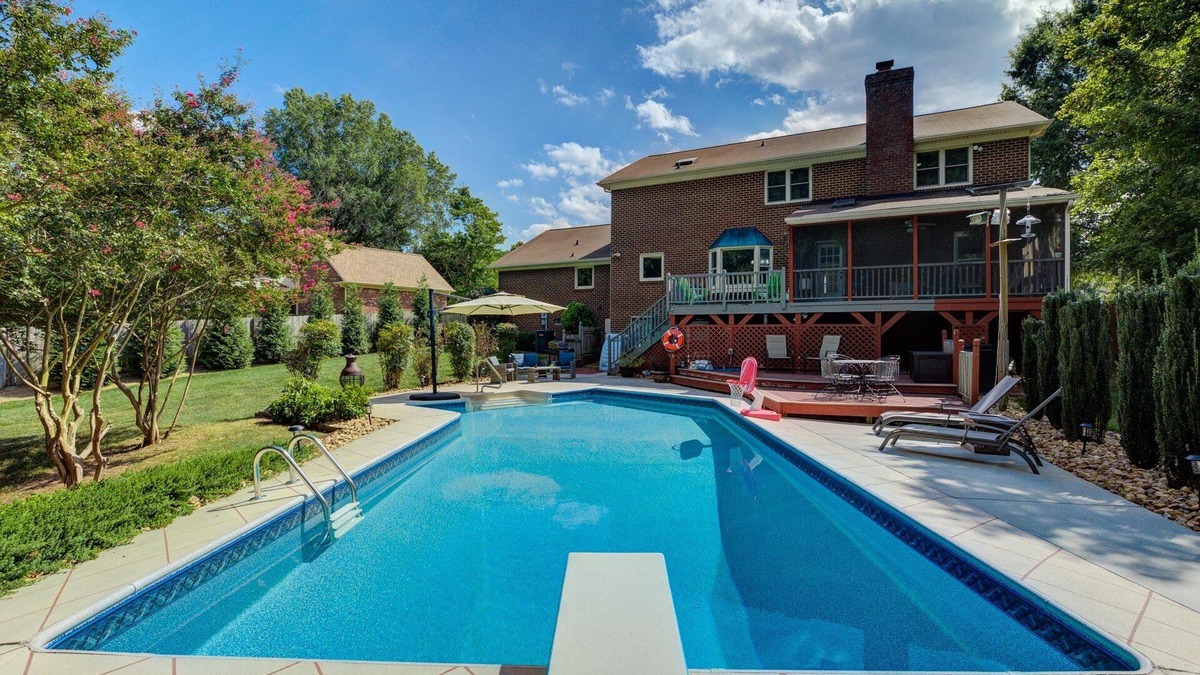 High Point House | Relaxing Getaway w/Salt Pool,HotTub,Fire Pit, Foosball. Private Luxury/HPU