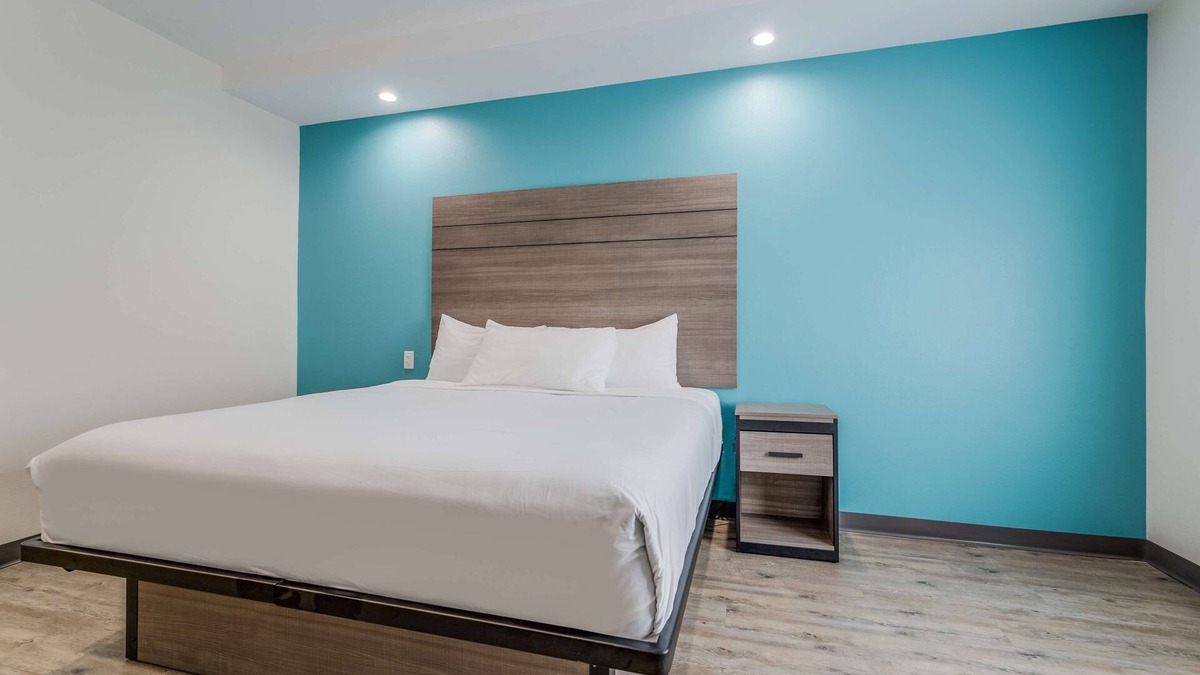 Katy Resort | Relaxing Hideaway to Katy! FREE BFast & Parking, Near Leonard E. Merrell Center!