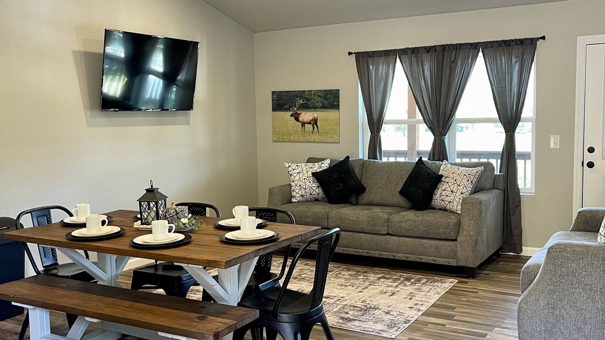 Franklin House | Relaxing Hillside Getaway with a Mountain View