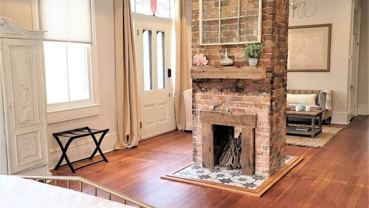 Old East Hill Apartment | Relaxing Historic Suite Downtown | 12 min to Beach