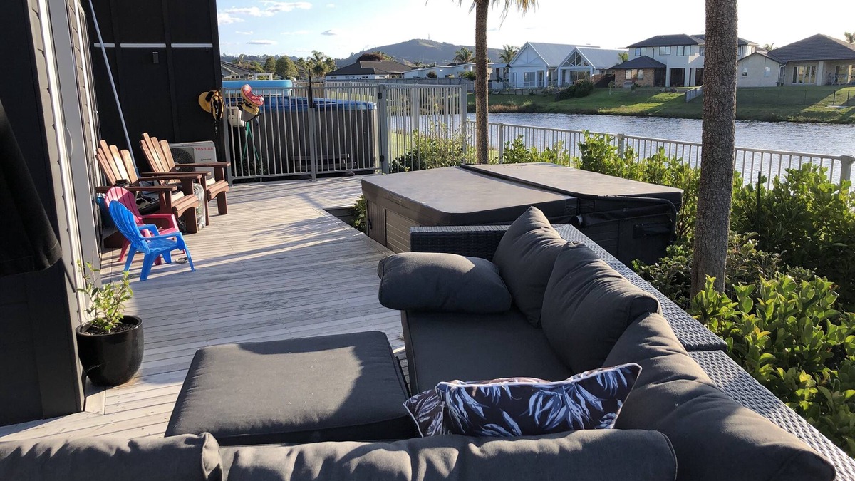 Papamoa Beach House | Relaxing home 5 mins walk from beach and shops
