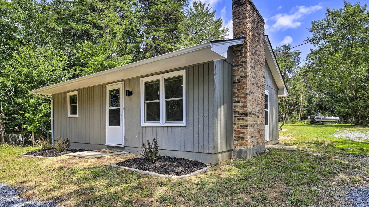 Ingles House | Relaxing home! Steps to the lake