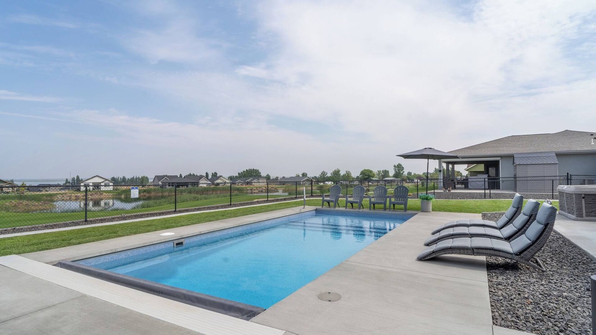 Moses Lake House | Relaxing home w/POOL & HOT TUB on the golf course!