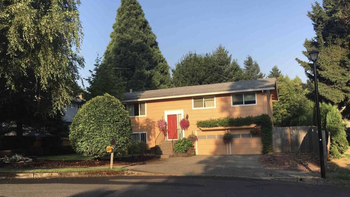West Linn House | Relaxing Home West Linn Fencd Yard Walk to Restaurants 20 Min Dtown Portland Pet