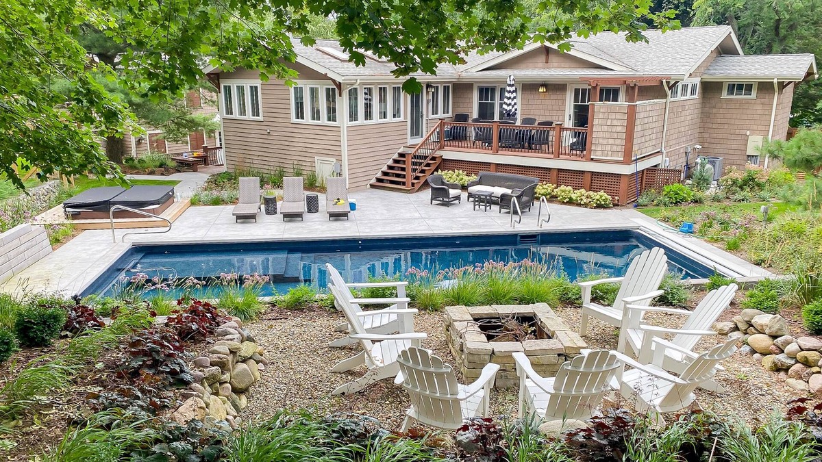 Stevensville House | Relaxing home with private pool, hot tub, game room, & fireplace