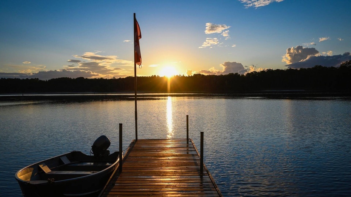 Lakefield Cottage | Relaxing Hot Diggity Dog Cottage Retreat at the Lake Edge Cottages!