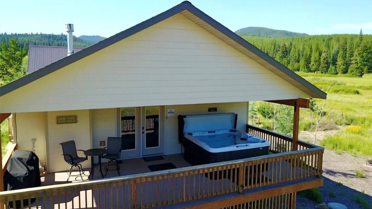 Lazy Acres House | Relaxing Hot Tub, Scenic Views, Mins to Yellowstonen- Lone Pine Lodge
