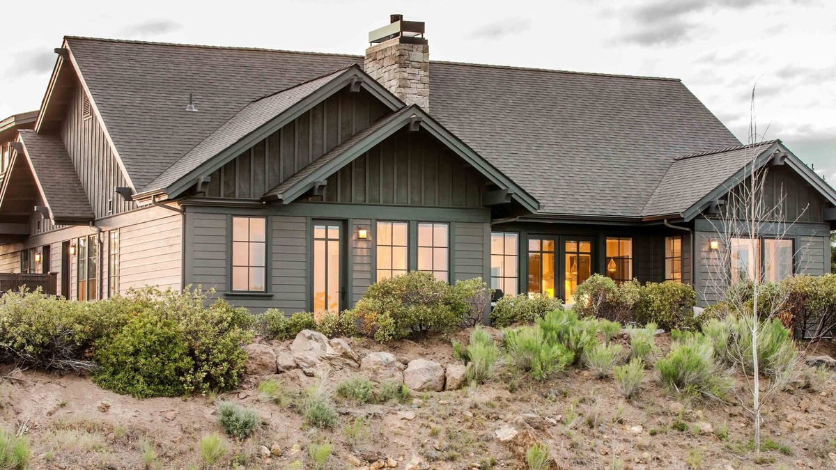 Bend House | RELAXING hot tub + firepit ~ 24-hr staff ~ Bend ~ BBQ ~ free concert shuttle ~🐶