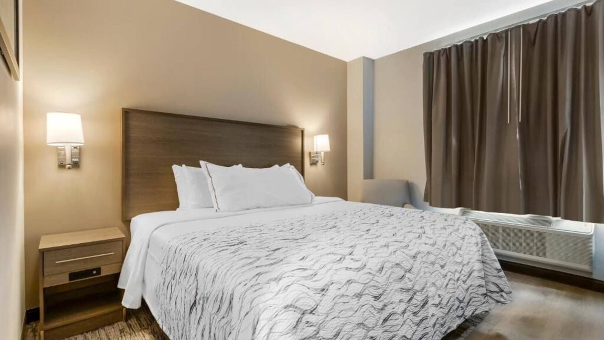 Queens Hotel | Relaxing Hotel Room with Plush Bedding & Peace | Near JFK Airport – 10 Min Ride
