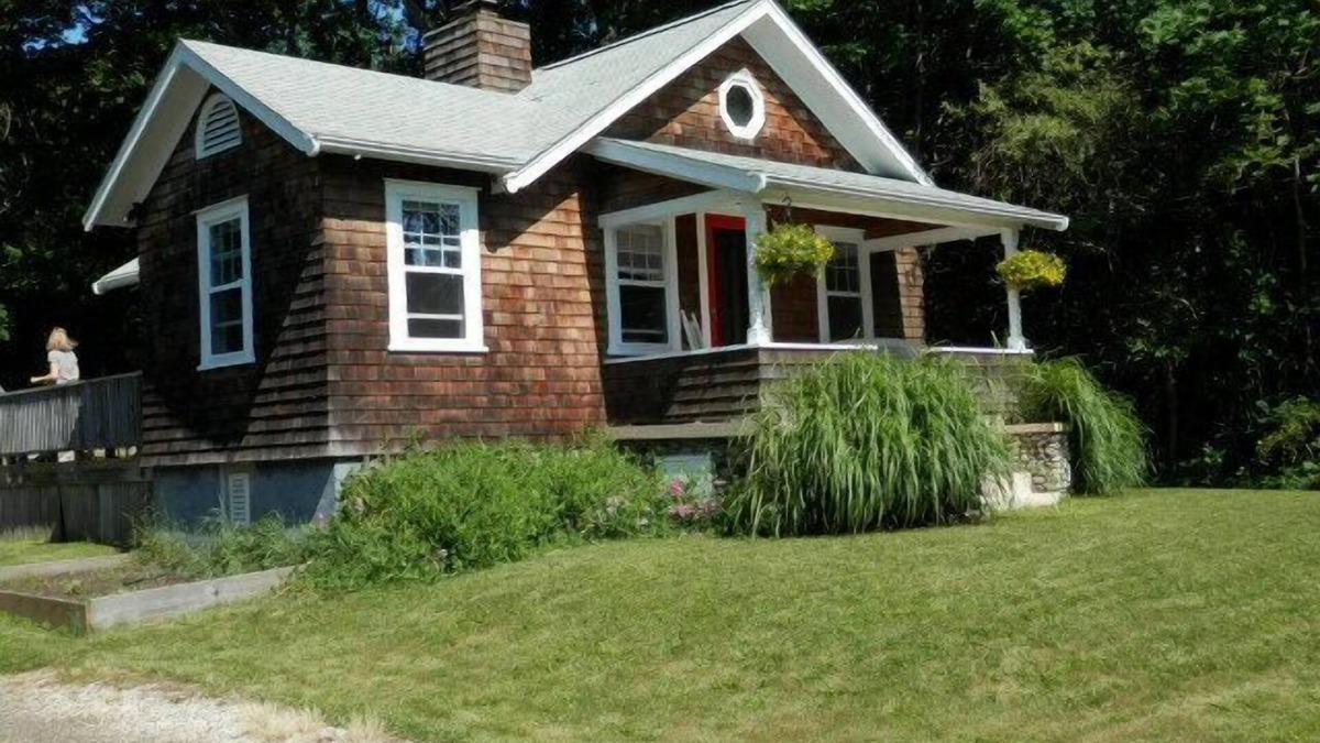 Jamestown Cottage | Relaxing Island Cottage nPrivate setting close to water. November special rates
