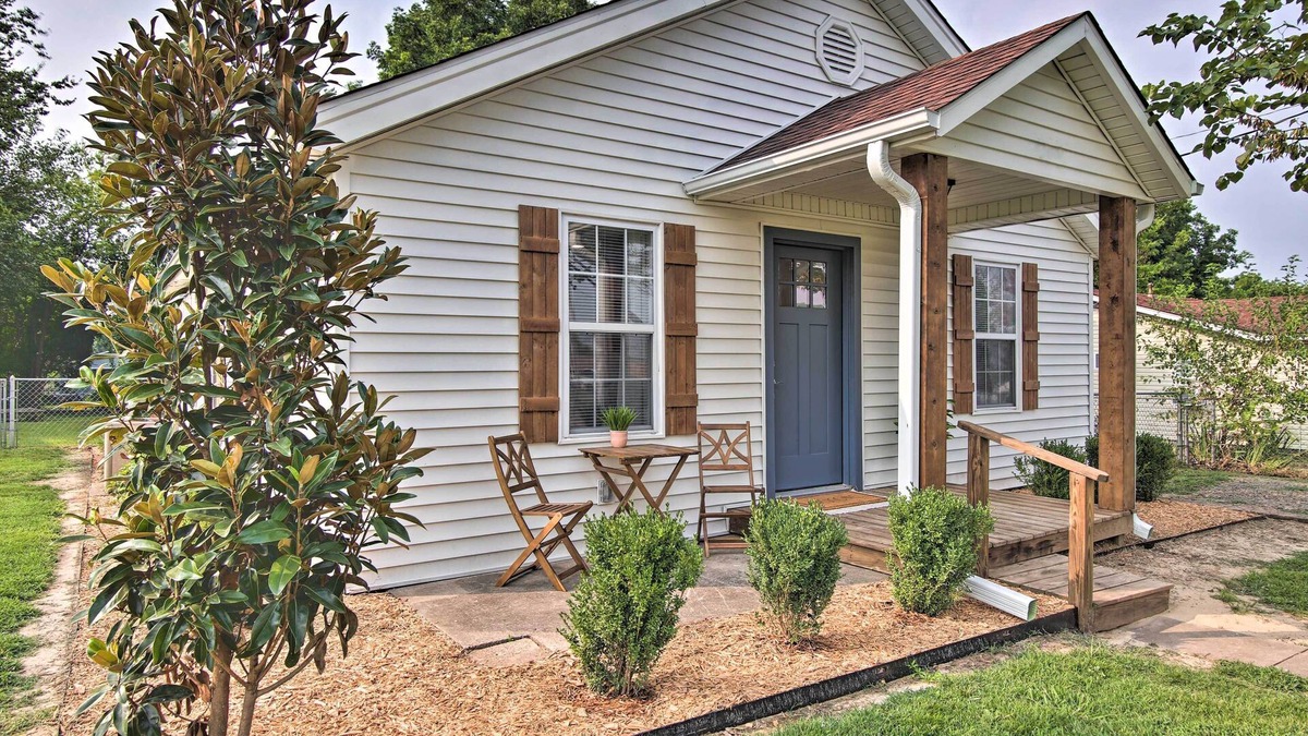 Fort Gibson House | Relaxing King Master Suite! Great backyard, Games, Firepit