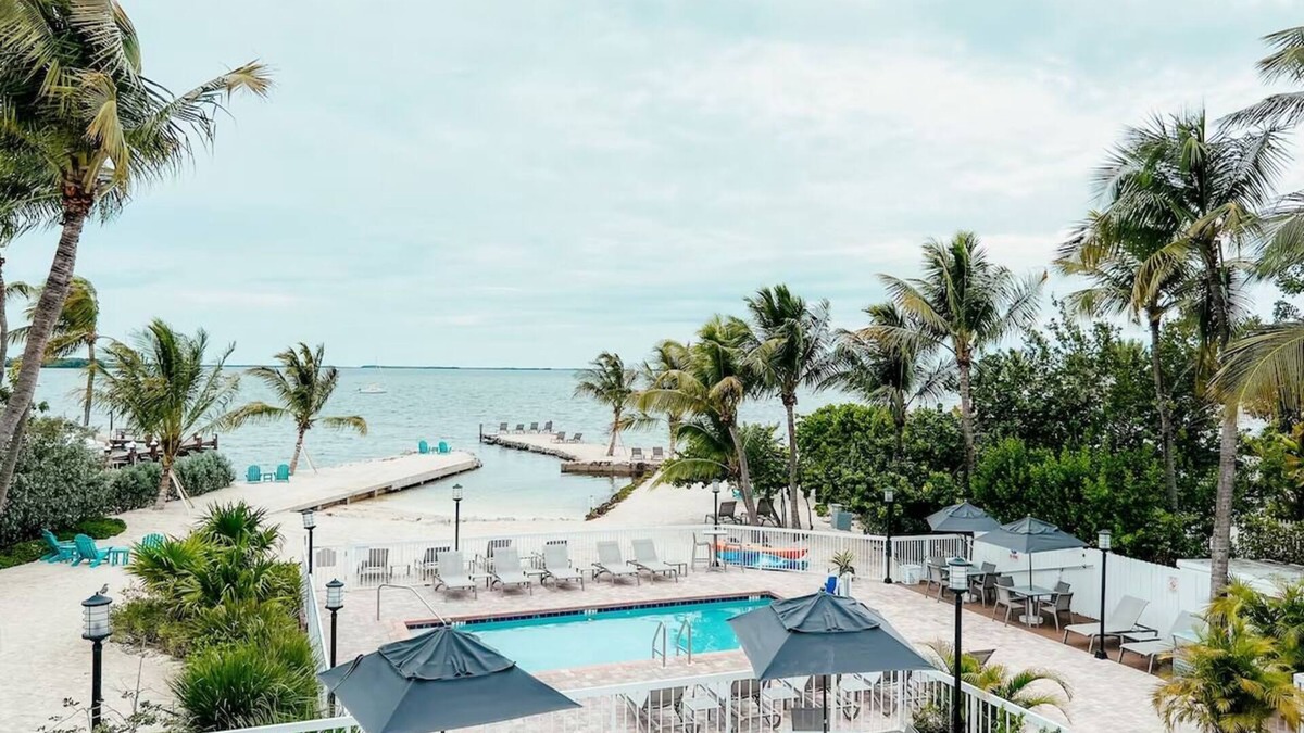 Key Largo Hotel | Relaxing King Stay w/Sunset Views! Pet Friendly, Free Parking!