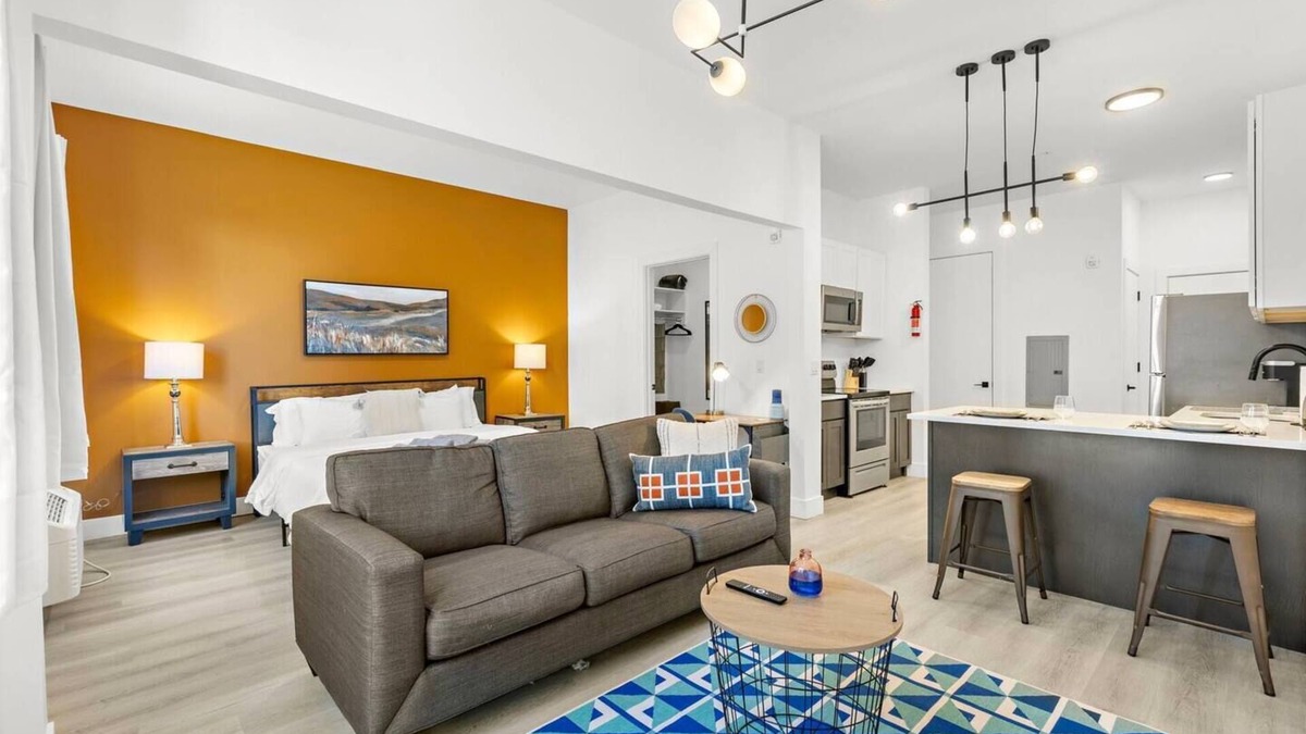 Elizabeth Hotel | Relaxing King Studio | 15 Min EWR | Free Parking !