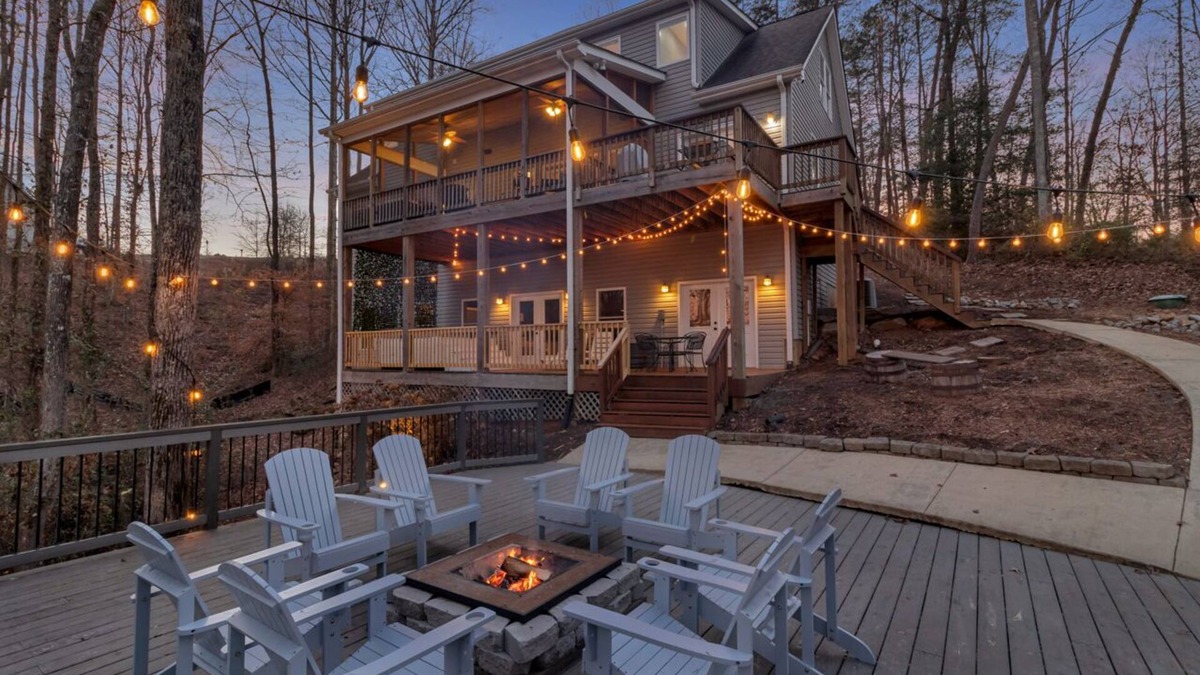 West Union House | Relaxing Lake Front Getaway