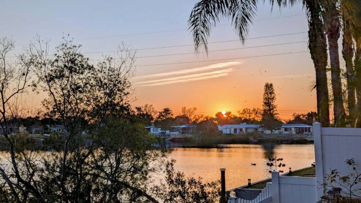 The Lakes House | Relaxing Lake House: Heated Pool, Birds, Fishing, Sunset Skies & Pool Table