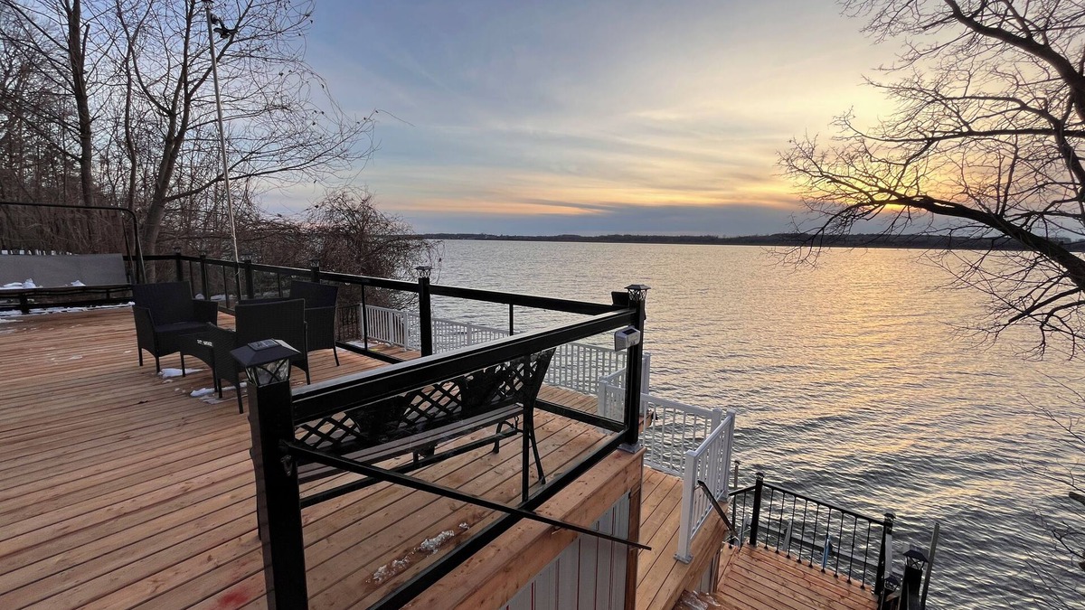 Scugog Cottage | Relaxing Lake Scugog Cottage – Stunning Sunsets, Great Fishing place!