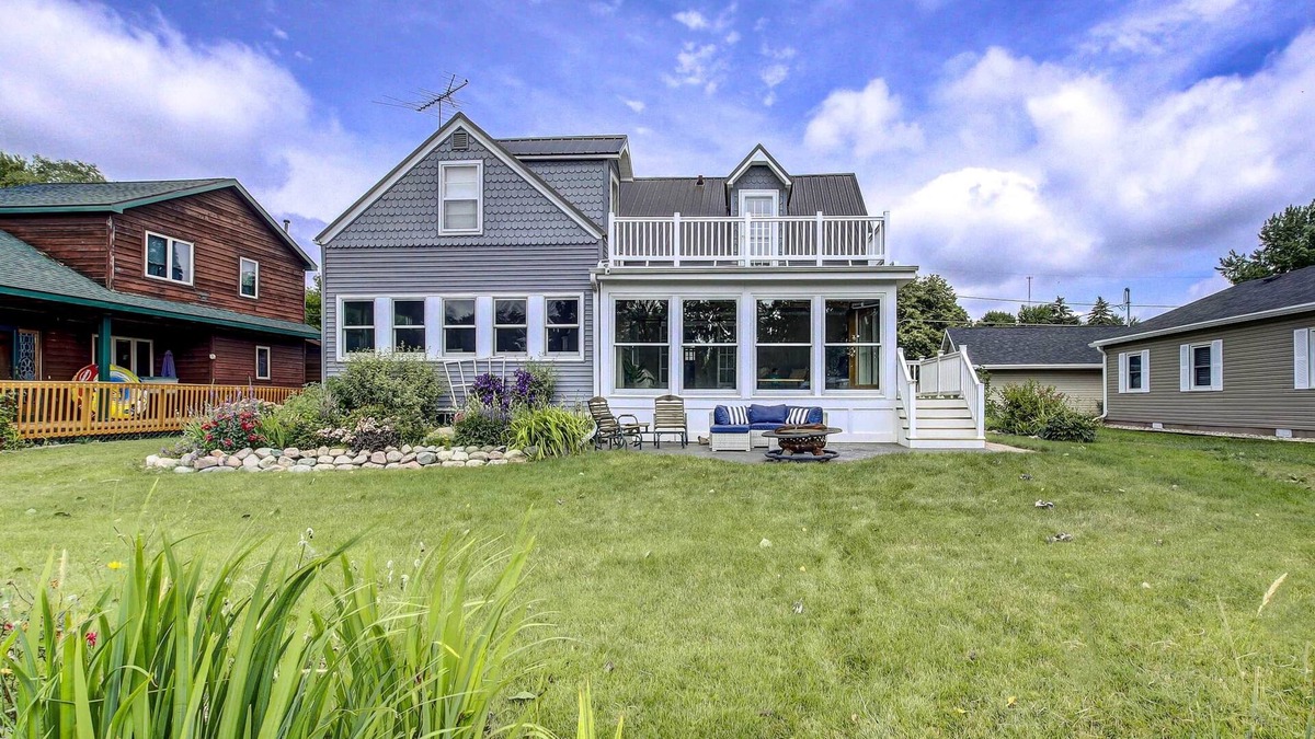 Oshkosh House | Relaxing Lake Winnebago Waterfront Retreat