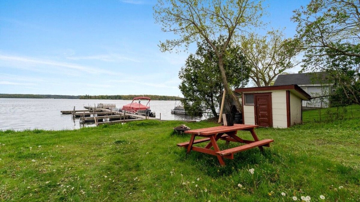 Otonabee-South Monaghan Cabin | Relaxing Lakefront Cabin