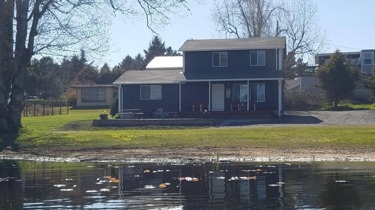 Sunset Beach House | Relaxing Lakefront, Close to Beach, Family Friendly, Quiet Neighborhood.