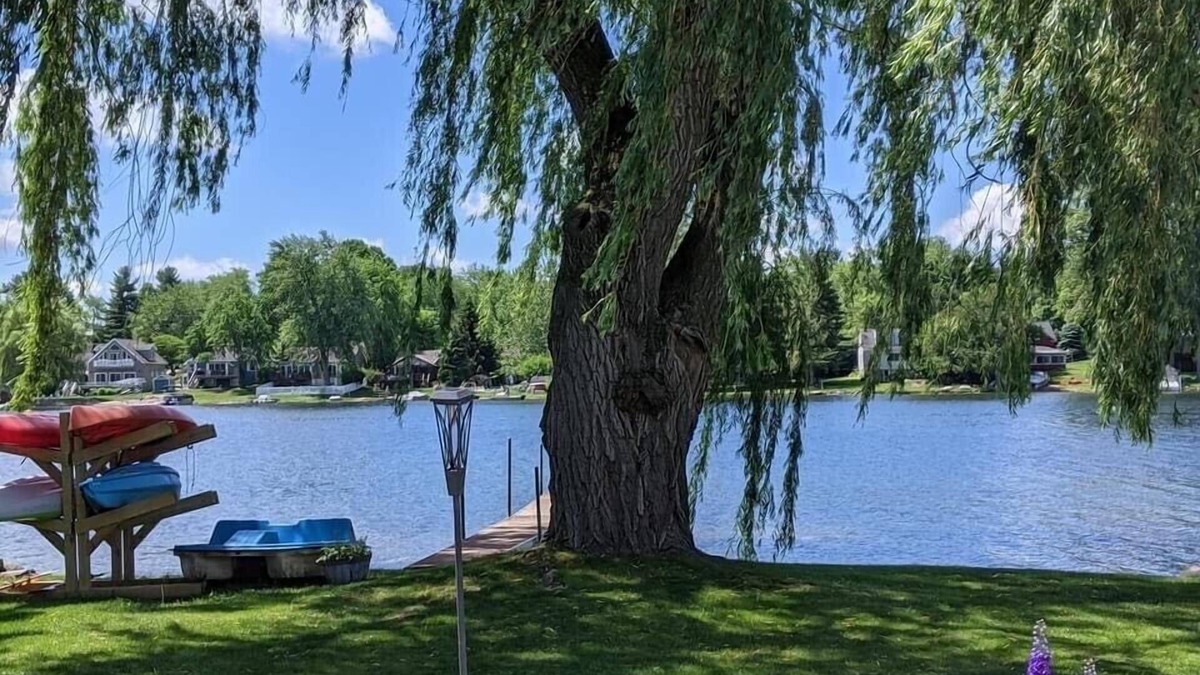 Oxford House | Relaxing Lakefront Cottage with Beautiful Views- 4 Kayaks + KING SIZE BED!