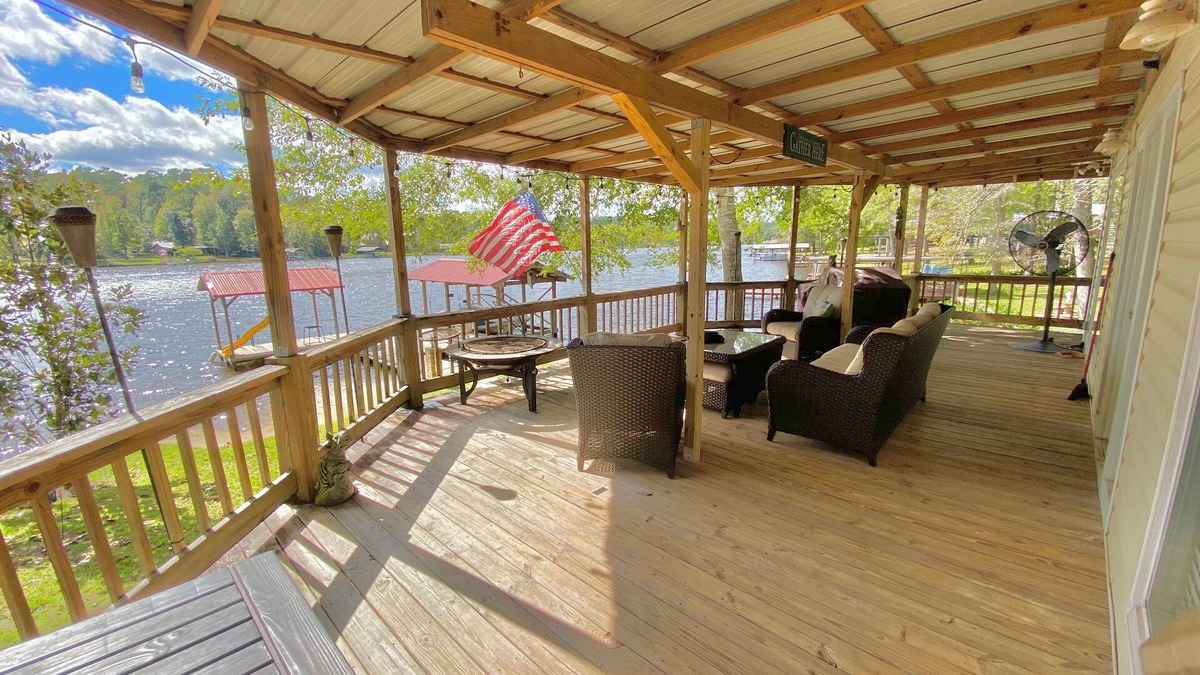 Hillister House | Relaxing Lakefront Getaway Near Houston with Private Dock and Porch Views!