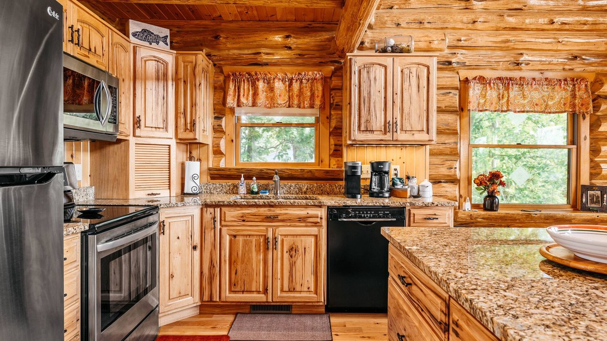 Bellaire Cabin | Relaxing Lakefront Log Cabin home on Clam Lake!