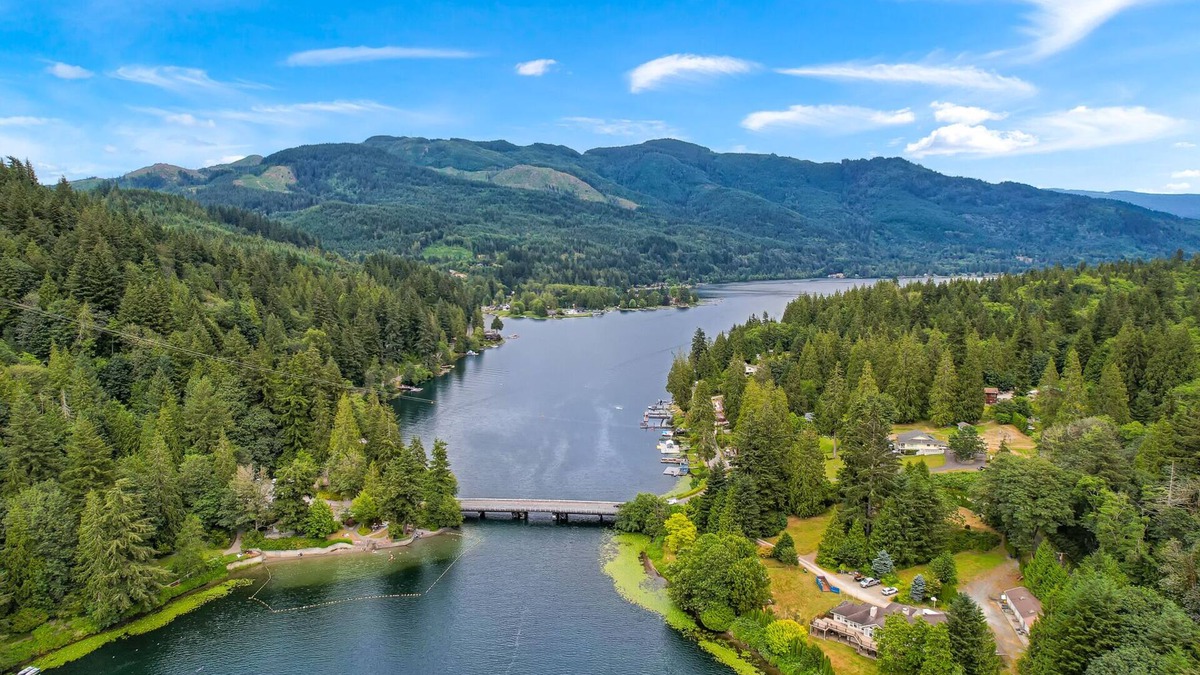 Bellingham House | Relaxing Lakeside Bungalow, Walking distance to Lake Samish Park