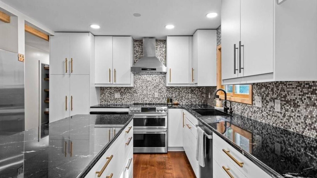 Jordan House | Relaxing, Luxurious 5-bedroom Vacation Home in Beautiful Historic Jordan, MN