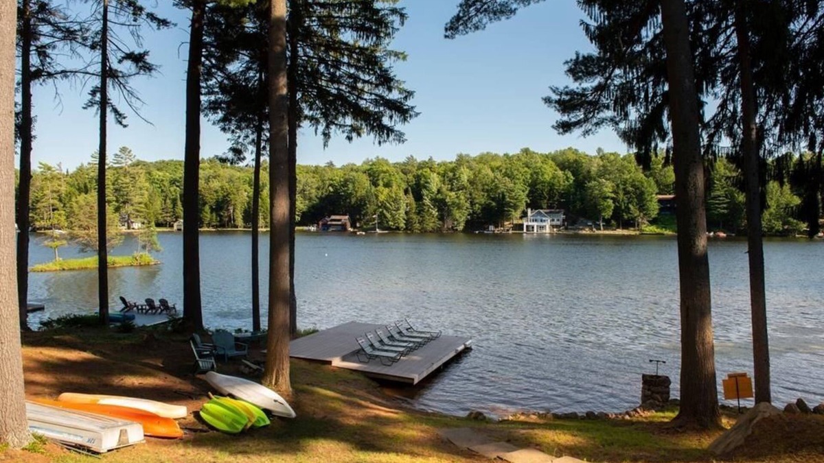 Old Forge House | Relaxing Luxury Lakefront Stay - Short walk to Town, Water Safari & Dining.