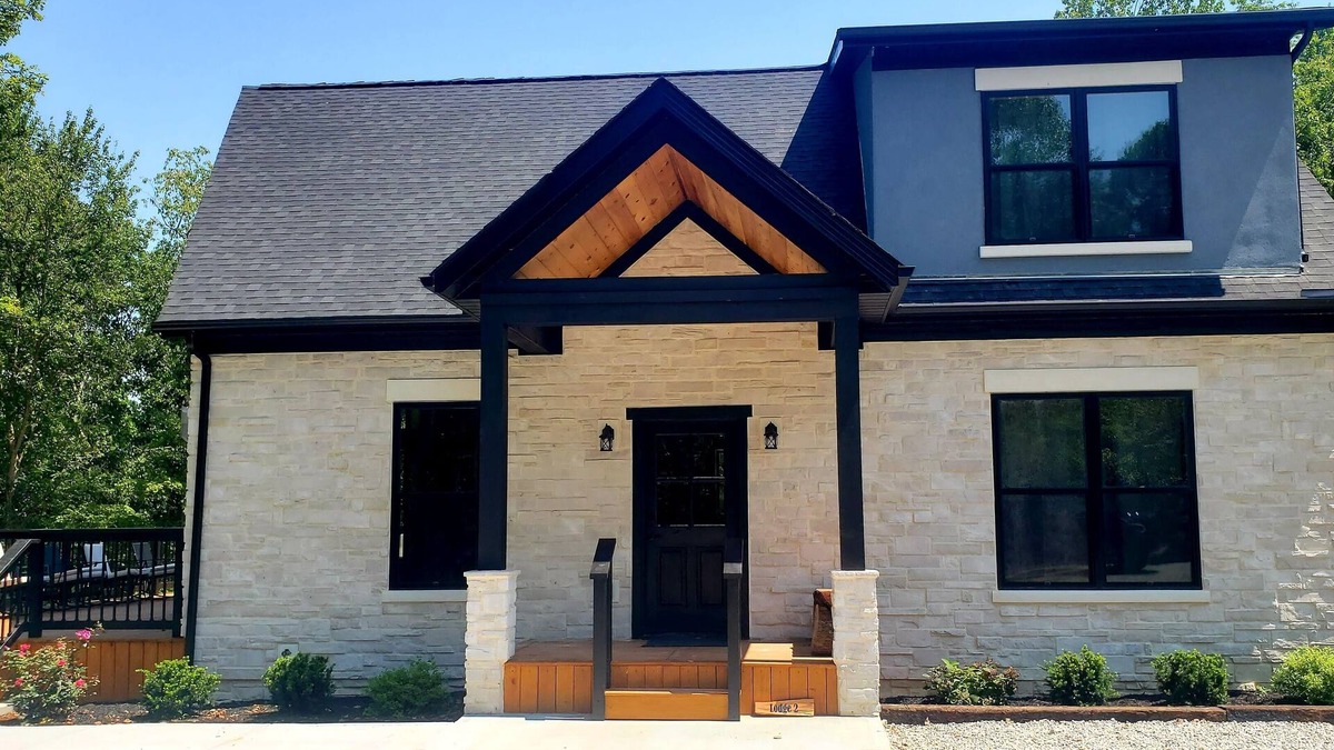 Logan Cabin | Relaxing luxury lodge, 4-bedroom retreat with WiFi, AC in Logan