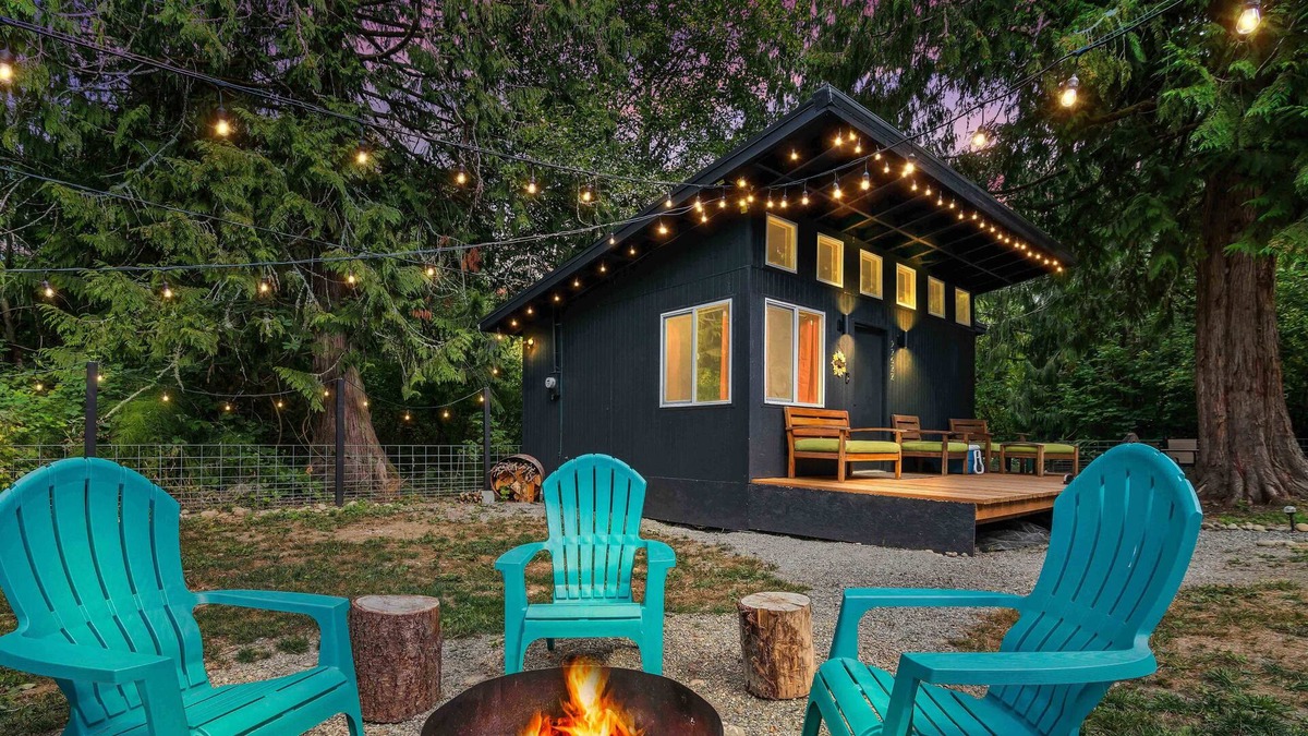 McKenna Apartment | Relaxing, Magical Forest Tiny Home - Fully Fenced