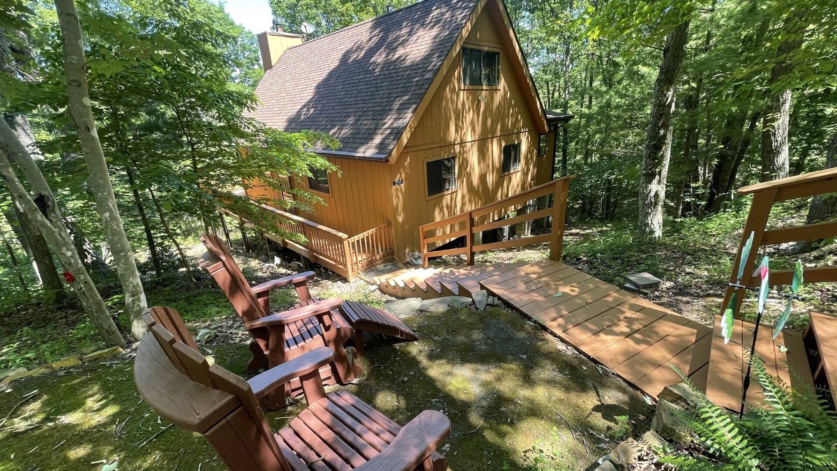 Basye Cabin | Relaxing Mountain Getaway with Hot Tub & Views! 6 minutes to Bryce Ski Resort