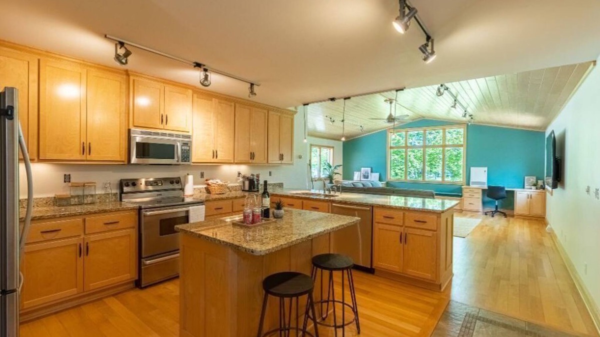 Maple Grove House | Relaxing Neighborhood Close To Trails, Parks, Lakes, Shops, Restaurants & More!