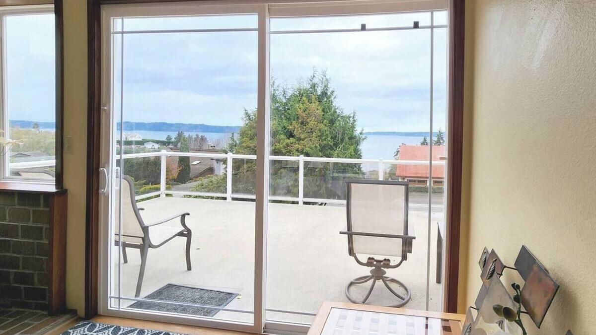 Federal Way House | Relaxing Oceanview Retreat - 3BR 2.5BA Hot Tub & Plenty Parking - Near SeaTac