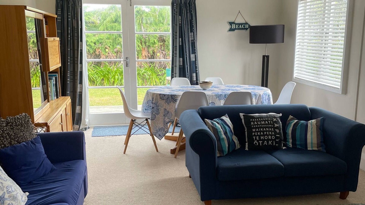 Waikanae House | Relaxing Olde Beach Holiday Bach