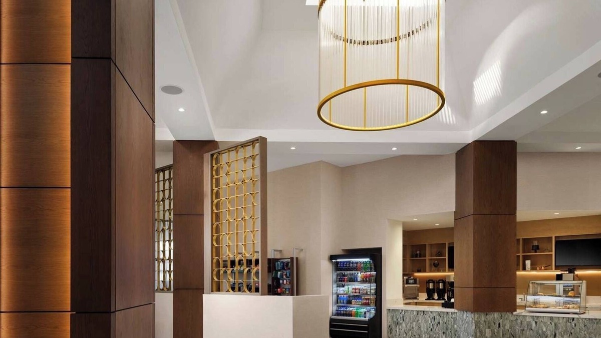 White Plains Hotel | Relaxing Pet Friendly King Room w/Easy Train Ride to New York City