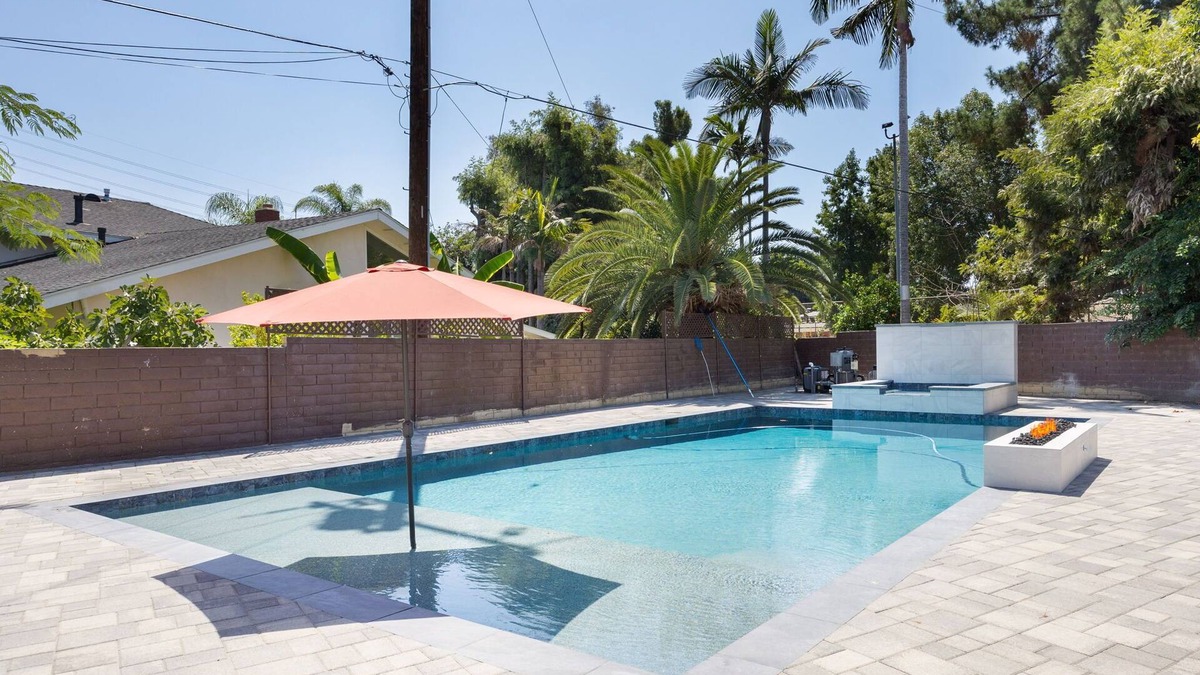 Downey House | Relaxing pool house